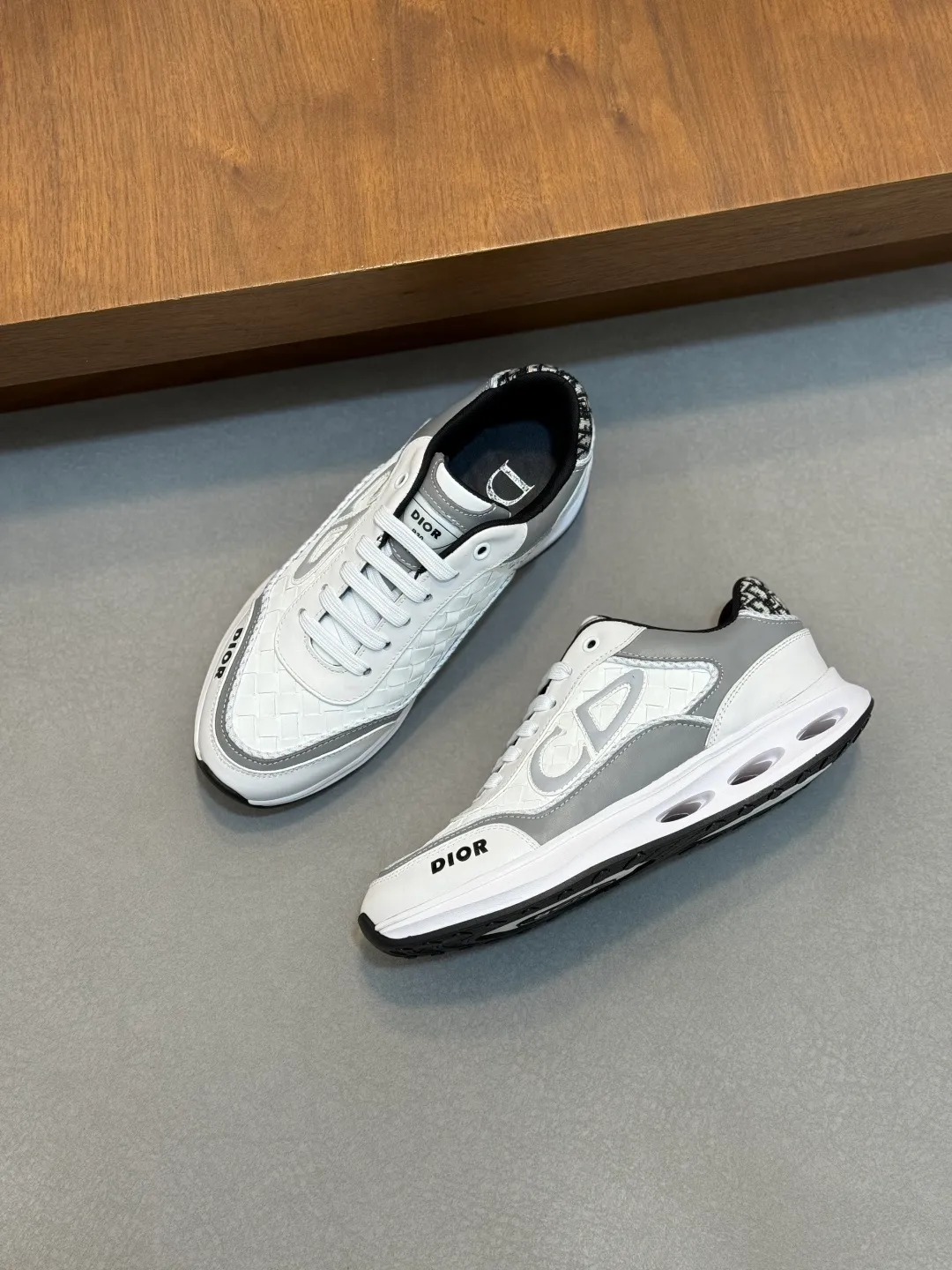💰800 Dior's latest men's fashion sneakers. This item draws inspiration from retro jogging shoes. Featuring a thick, low-top design, it features a mesh fabric upper and an ultra-light rubber foam sole. The side is decorated with an embossed "Di~r" logo. Code number: 39-44 (order 38, 45, 46)